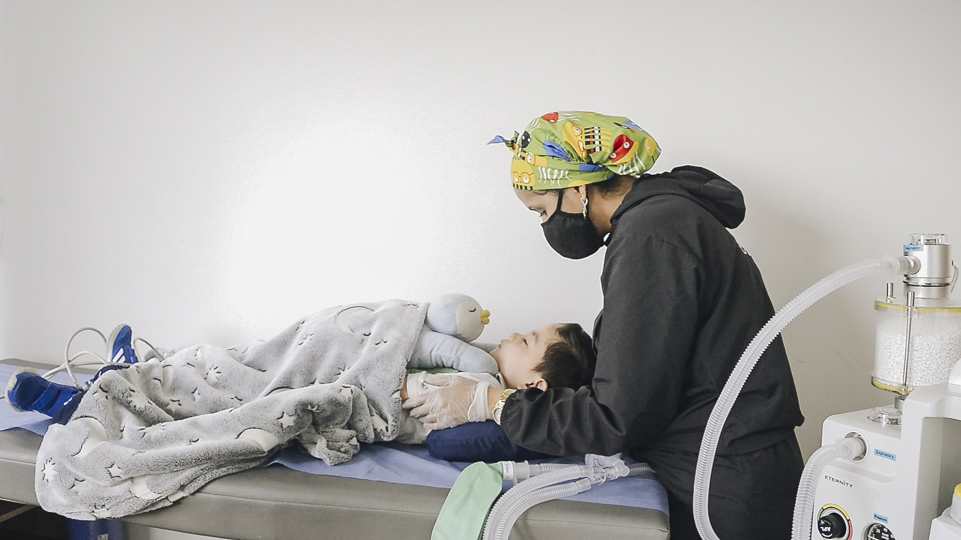 Paciente tranquilo acompañado por el equipo de sedación de ENCALMA